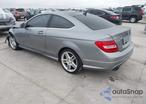 2013 Mercedes-Benz C 250 z USA, uszkodzony, nr VIN WDDGJ4HB8DF976187